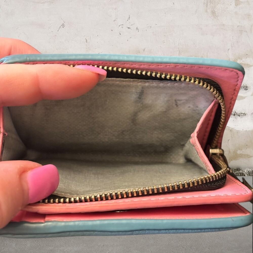 The Marc Jacobs Vegan Leather Graphic Print Compact Wallet Baby Blue & Pink - Picture 6 of 8